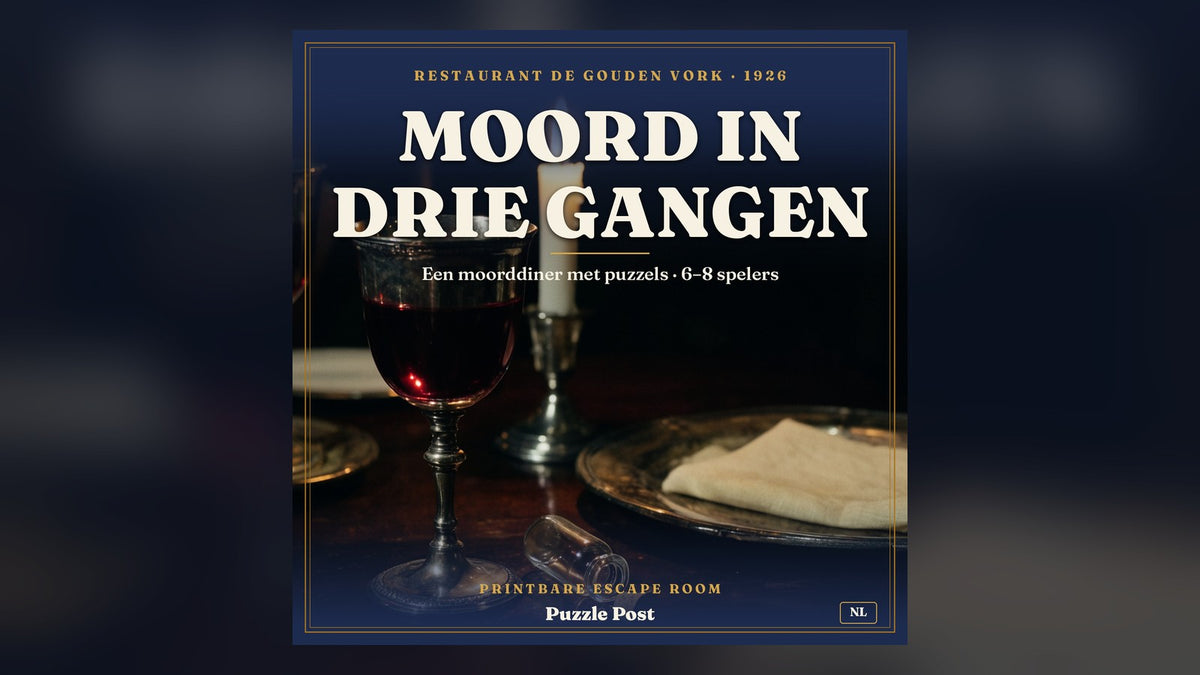 Cover van het printbare moorddiner Moord in Drie Gangen: wijnglas, kaars en zilveren bord op een gedekte tafel bij kaarslicht