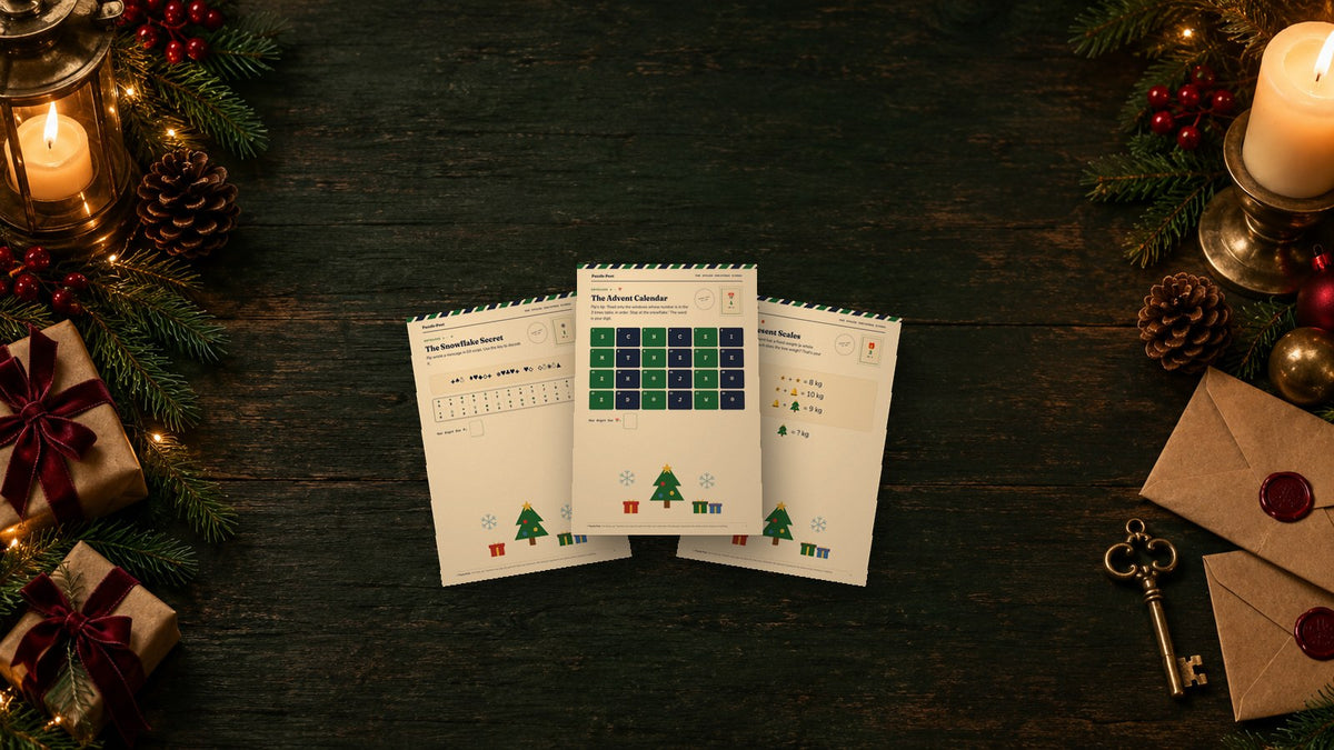 Printbare kerst escape room van Puzzle Post: drie geprinte puzzelpagina's op een donkere houten tafel met kaarsen, dennentakken, cadeaus en een oude sleutel