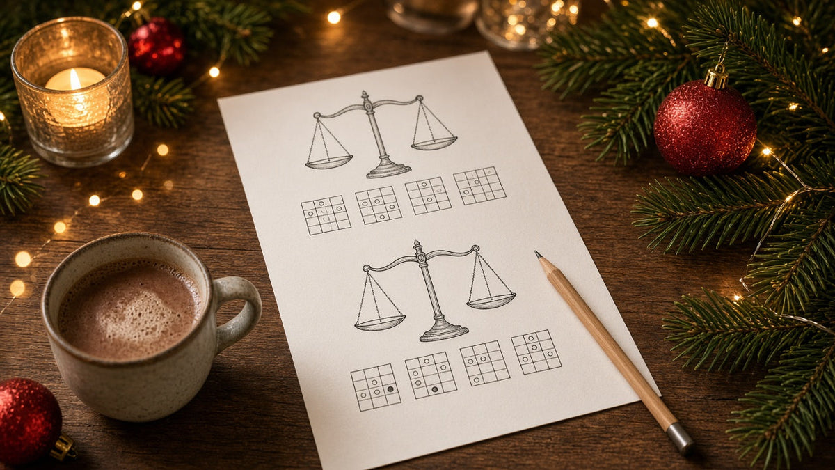 Gratis printbare kerstpuzzel De Kerstweegschaal met potlood en warme chocolademelk op een feestelijke kersttafel