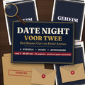 Date Night voor Twee: Het Blauwe Uur van Hotel Aurora – flat lay van echte geprinte pagina's uit de dossiers van speler A en B, met het speelbare deel afgedekt met een GEHEIM-label, plus dossiermap, enveloppen A en B en een loep; titel en ‘voor 2 · 60–90 min · 11 pagina's · print en speel vanavond’