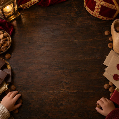 The Missing Big Book – mood image: wooden table with ginger nuts, envelopes and Sinterklaas items