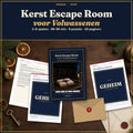 Kerst Escape Room voor Volwassenen: Het Kerstraadsel van Huize Winterberg – flat lay van echte geprinte pagina's: Clara's brief, de cover en twee puzzelpagina's die deels zijn afgedekt met een GEHEIM-label, met enveloppen, sleutel, dennentakken en een kaars op een houten tafel; 2–6 spelers · 60–90 min · 9 puzzels · 18 pagina's