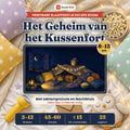 Slaapfeestje Escape Room: Het Geheim van het Kussenfort – cover met de spelillustratie van het kussenfort met lichtjes en de Nachtuil, op een licht bed met sterrenkussens, zaklamp, popcorn en een knuffeluil; 2–12 kinderen, 8–12 jaar, 45–60 minuten, 25 pagina’s