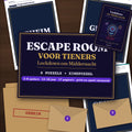 Escape Room voor Tieners: Lockdown om Middernacht – flat lay van echte geprinte pagina's met de cover, twee enveloppen en puzzelpagina's die deels zijn afgedekt met een GEHEIM-label; titel en ‘3–8 spelers · 12–16 jaar · 17 pagina's · print en speel vanavond’